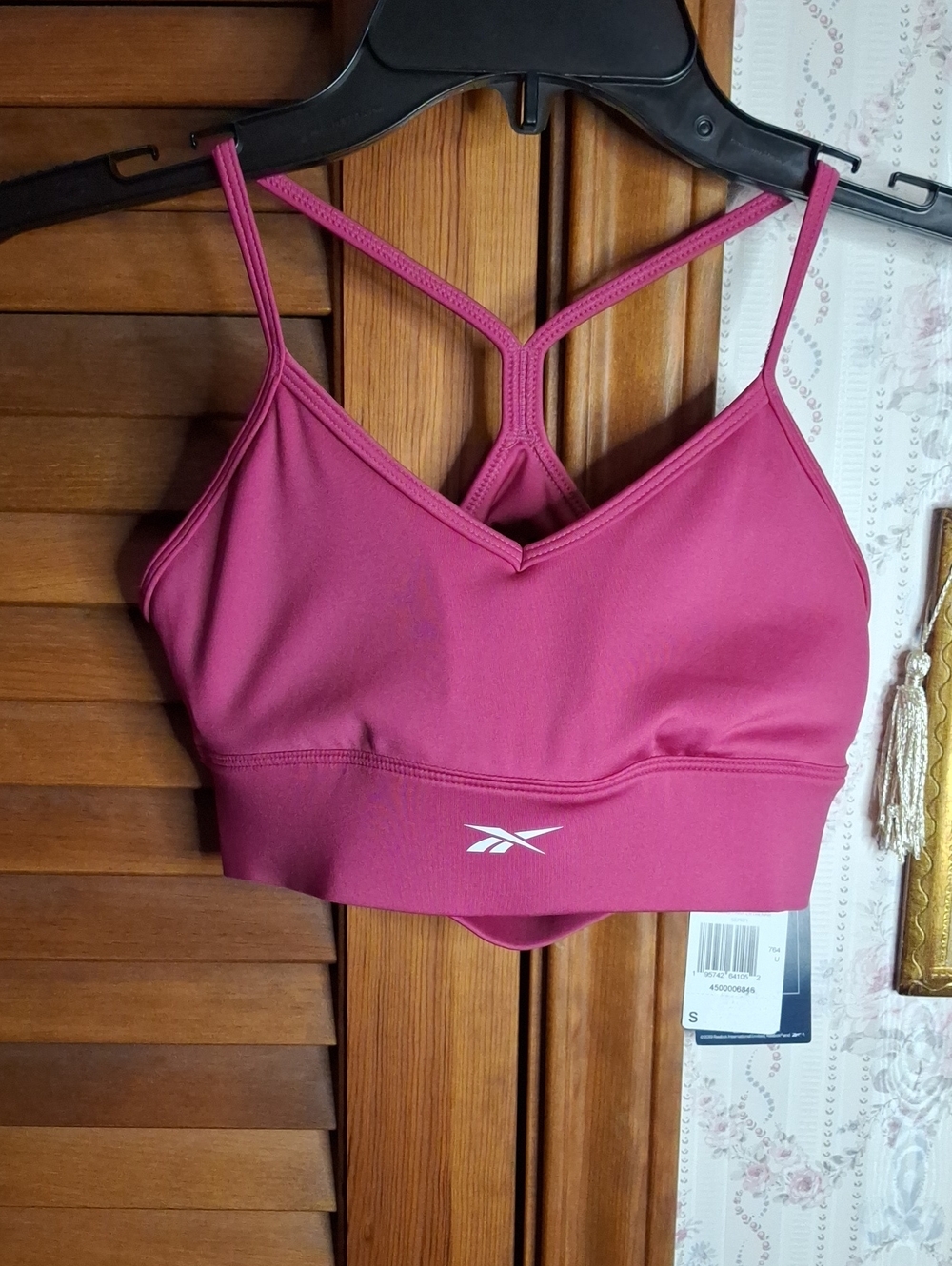 Reebok Workout Ready Sports Bra V-neckline crisscross straps. Small NWT